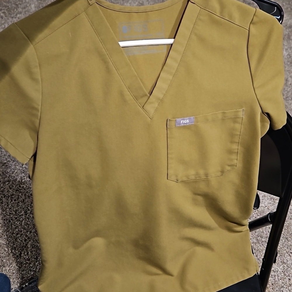 Fig olive green one pocket v neck top and bottom 
Joggers